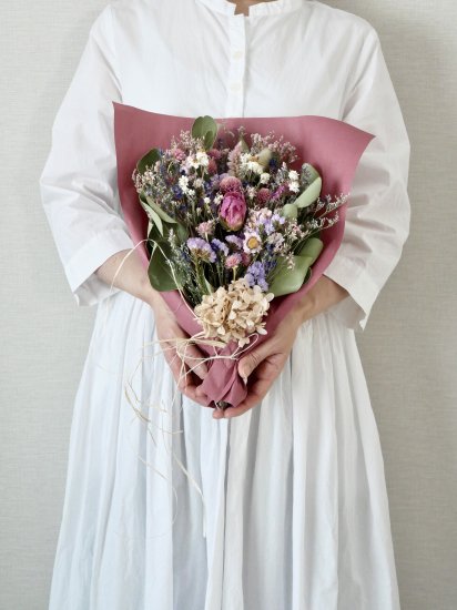 北海道の花の時期 気持ち良さそうに咲き乱れる野の花の風景をスワッグに