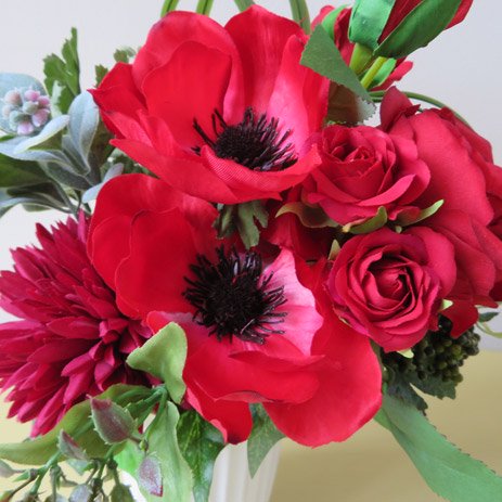 高級造花インテリア ペネロープ 赤いアネモネとローズのアレンジメントです ギフトにいかがでしょうか リョクエイ ワンランク上の高級造花 アレンジメント専門店 上質花材で ギフトに人気のアーティフィシャルフラワーを販売