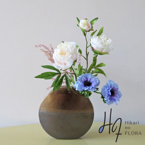 高級造花アレンジメント コンペニル アネモネのブルーの涼感とピオニー品格が素敵な高級造花アレンジメントです リョクエイ ワンランク上の高級造花 アレンジメント専門店 上質花材で ギフトに人気のアーティフィシャルフラワーを販売