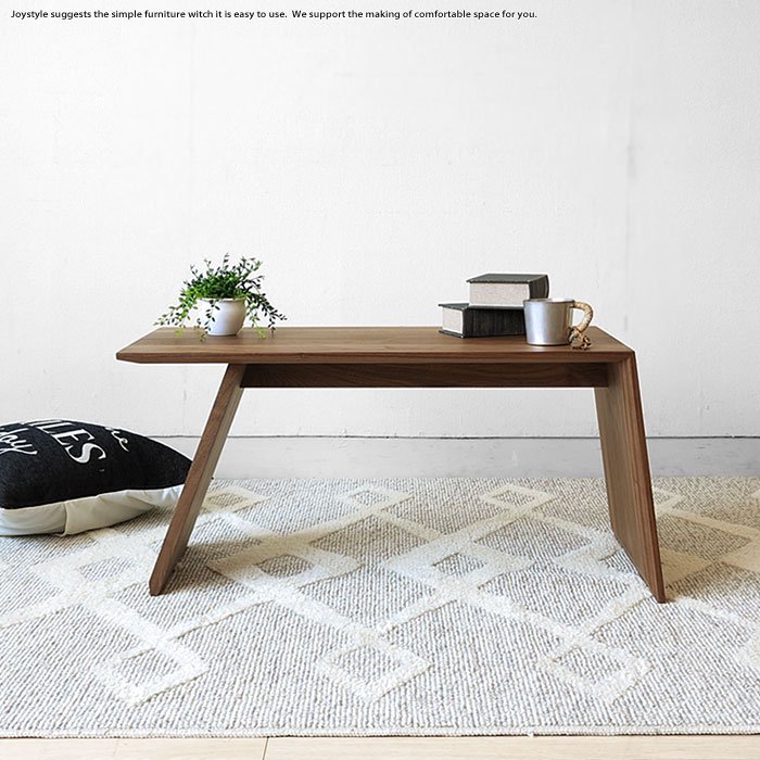美しいデザインの無垢材のリビングテーブル