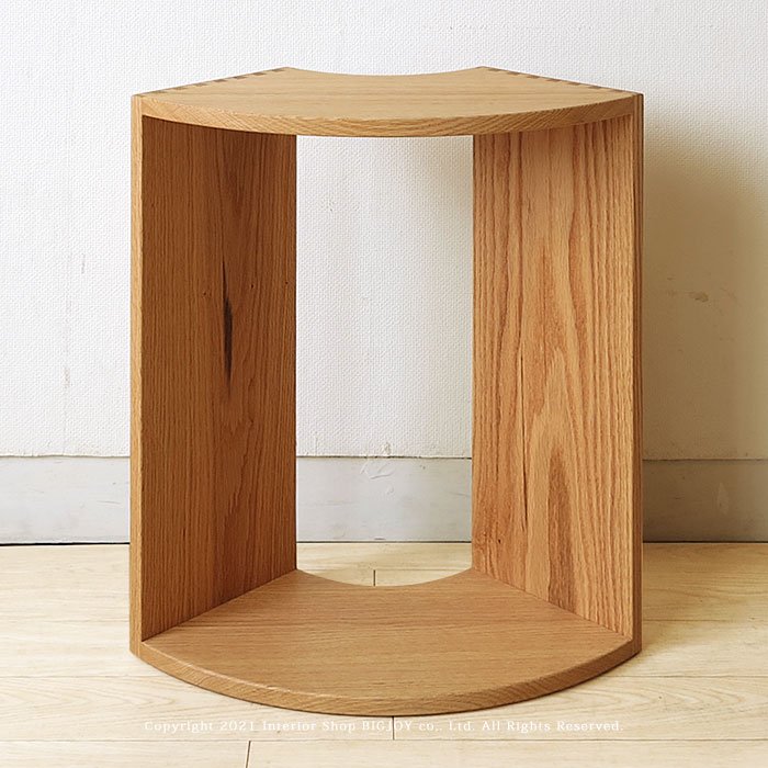 扇形の個性的なサイドテーブル