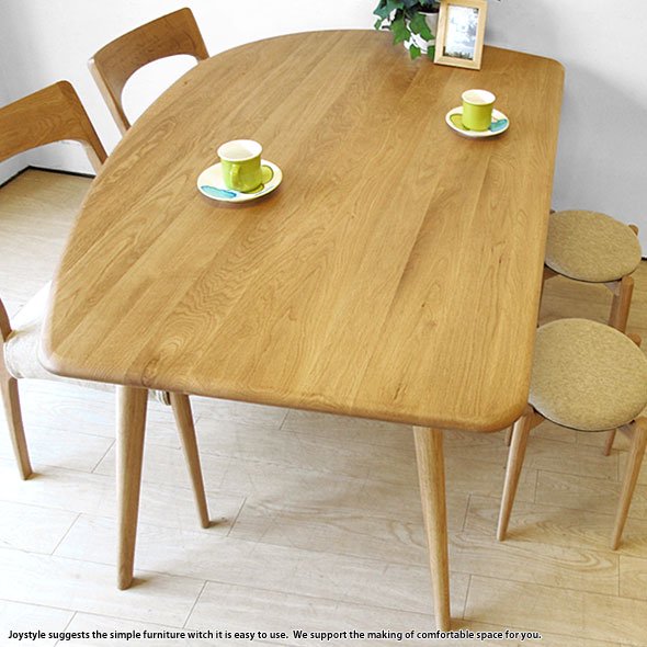 無垢材を使用した北欧テイストのテーブル
