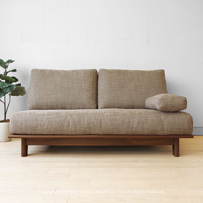 肘のないスマートなデザインの木製ソファ
