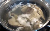 鍋の中の干し鱈