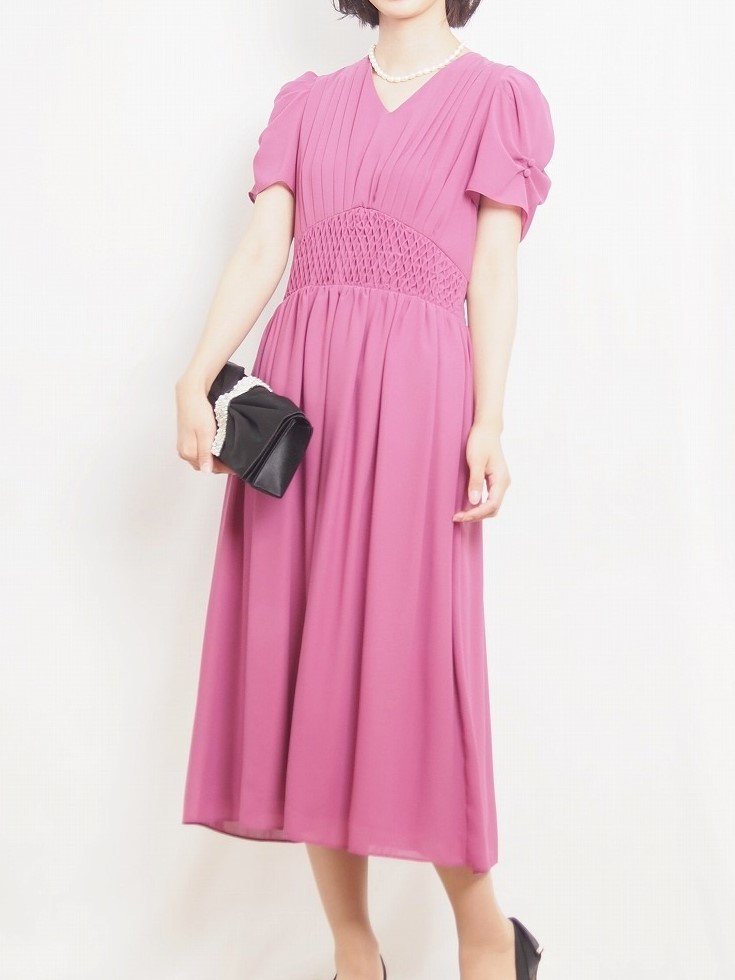 レンタルドレスの鮮やかなチェリーピンクのセミロング丈ドレス