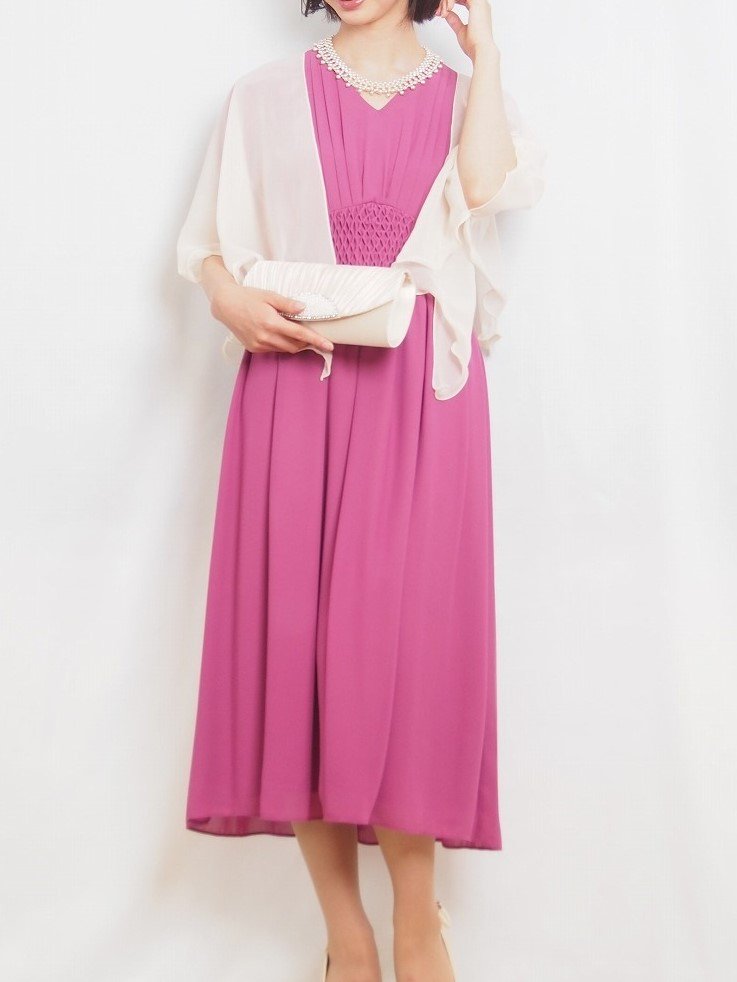 レンタルドレスの鮮やかなチェリーピンクのセミロング丈ドレスと羽織りコーディネート