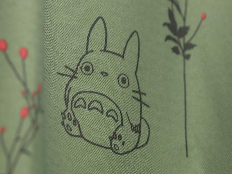 ジブリシリーズ となりのトトロのキャラクターが可愛いドレープカーテン 草かげの中 グリーン ラグ カーペット通販 びっくりカーペット