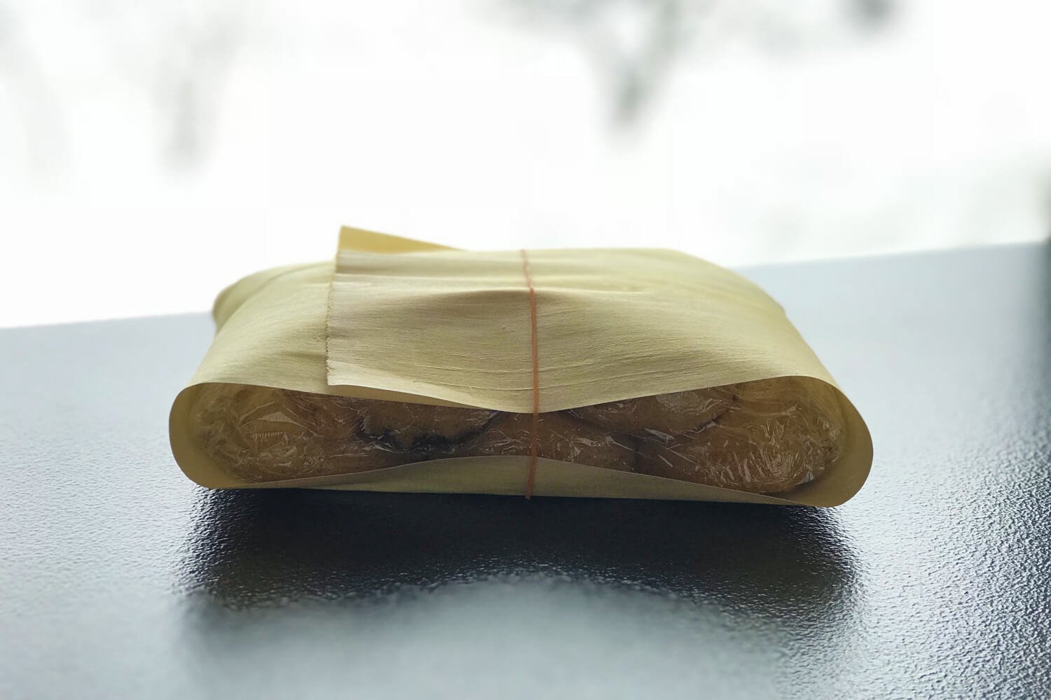 佐々木饅頭さんの経木で包まれたおまんじゅう