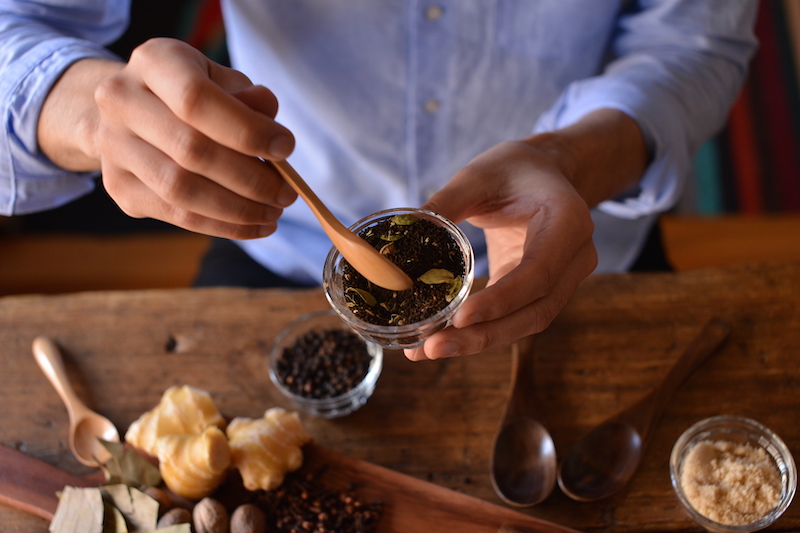 モクシャチャイはマサラチャイの発祥の地インドの味を日本のご家庭でも手軽に再現できるよう、約２年かけて茶葉の量やスパイスの割合を研究改良し、絶妙なバランスを導き出した完全オリジナルのスパイスブレンドティーです。