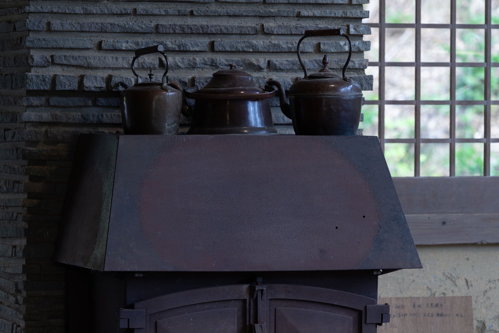 隆太窯ろくろ場にある暖炉