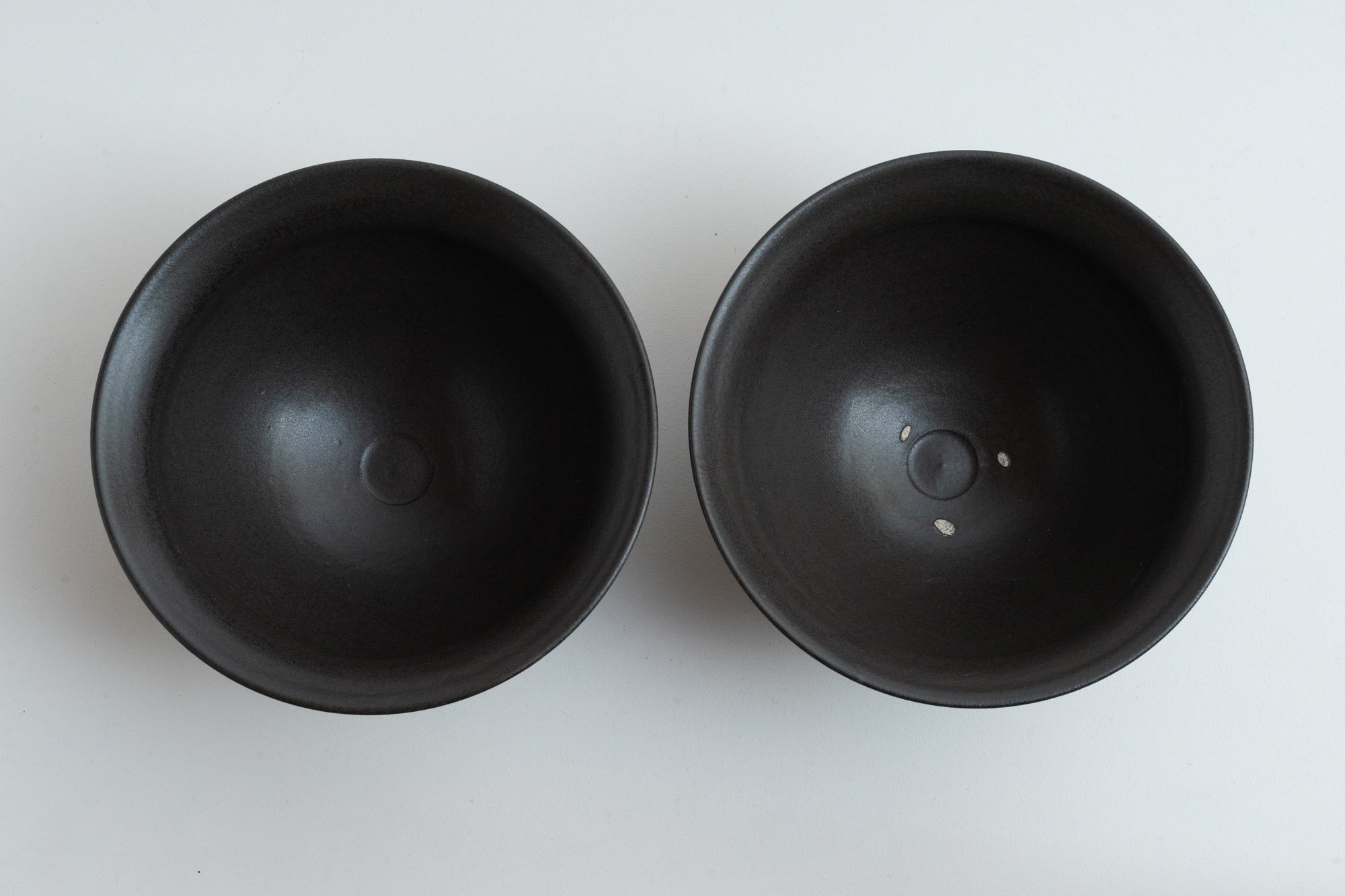 黒釉麺鉢の目跡有無比較