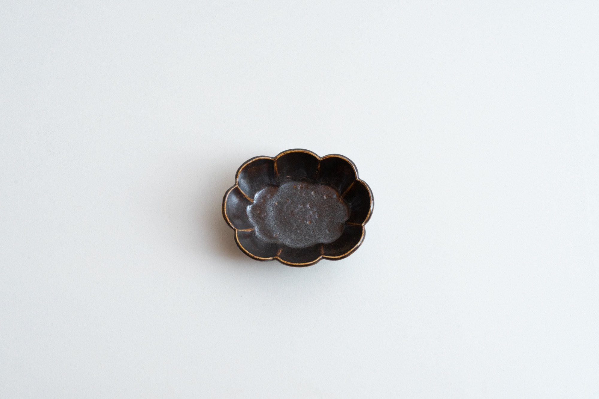 褐釉輪花楕円豆鉢