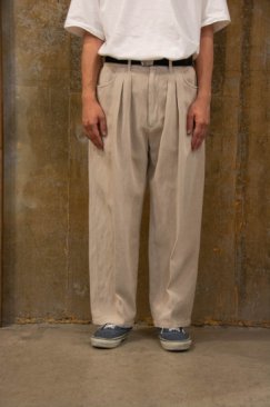 <img class='new_mark_img1' src='https://img.shop-pro.jp/img/new/icons5.gif' style='border:none;display:inline;margin:0px;padding:0px;width:auto;' />[FARAH] Two-Tuck Wide Tapered Pants Twill
