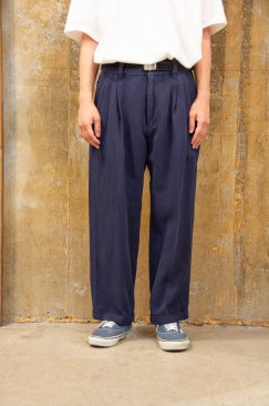<img class='new_mark_img1' src='https://img.shop-pro.jp/img/new/icons21.gif' style='border:none;display:inline;margin:0px;padding:0px;width:auto;' />[FARAH] Three-Tuck Wide Pants Twill