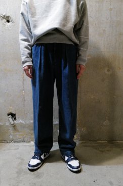 <img class='new_mark_img1' src='https://img.shop-pro.jp/img/new/icons21.gif' style='border:none;display:inline;margin:0px;padding:0px;width:auto;' />[FARAH] Two-Tuck Wide Tapered Pants Denim