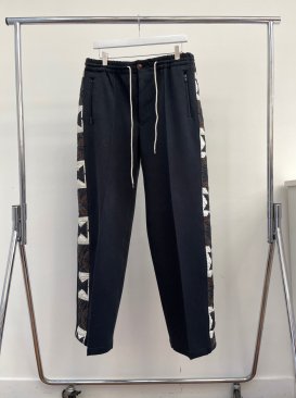 <img class='new_mark_img1' src='https://img.shop-pro.jp/img/new/icons47.gif' style='border:none;display:inline;margin:0px;padding:0px;width:auto;' />[KHOKI] Hand patchwork quilted track pants