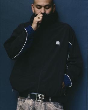 <img class='new_mark_img1' src='https://img.shop-pro.jp/img/new/icons5.gif' style='border:none;display:inline;margin:0px;padding:0px;width:auto;' />[BlackEyePatch] SMALL OG LABEL NYLON TRACK JACKET