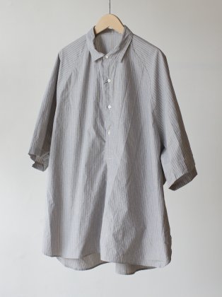 <img class='new_mark_img1' src='https://img.shop-pro.jp/img/new/icons6.gif' style='border:none;display:inline;margin:0px;padding:0px;width:auto;' />Sillage  " short sleeve popover shirt stripe " blue