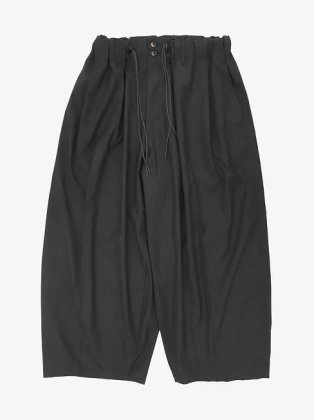 <img class='new_mark_img1' src='https://img.shop-pro.jp/img/new/icons6.gif' style='border:none;display:inline;margin:0px;padding:0px;width:auto;' />Sillage  " circular pants twill " anthracite ( charcoal grey )