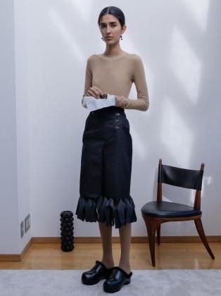 <img class='new_mark_img1' src='https://img.shop-pro.jp/img/new/icons6.gif' style='border:none;display:inline;margin:0px;padding:0px;width:auto;' />TAN  25aw / LAYERED KNIT FRINGE SKIRT - BLACK