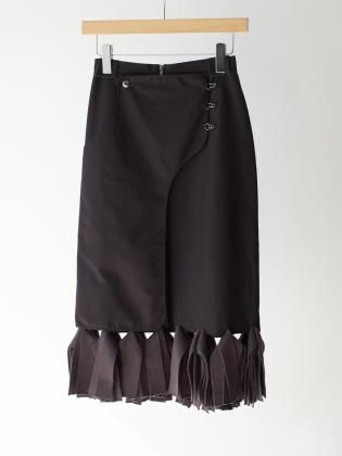 <img class='new_mark_img1' src='https://img.shop-pro.jp/img/new/icons6.gif' style='border:none;display:inline;margin:0px;padding:0px;width:auto;' />TAN  25aw / LAYERED KNIT FRINGE SKIRT - BLACK