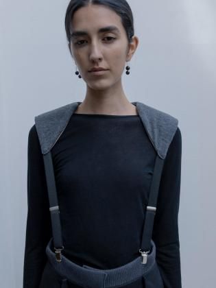 <img class='new_mark_img1' src='https://img.shop-pro.jp/img/new/icons6.gif' style='border:none;display:inline;margin:0px;padding:0px;width:auto;' />TAN  25aw / PADDED KNIT&SATIN SUSPENDERS - CHARCOAL
