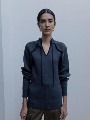 <img class='new_mark_img1' src='https://img.shop-pro.jp/img/new/icons6.gif' style='border:none;display:inline;margin:0px;padding:0px;width:auto;' />TAN  25aw / OPEN SLEEVE V/NECK KNIT TOP - STEEL GRAY