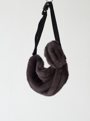 <img class='new_mark_img1' src='https://img.shop-pro.jp/img/new/icons6.gif' style='border:none;display:inline;margin:0px;padding:0px;width:auto;' />TAN  25aw / MINK FUR EFFECT WAIST POUCH - D.GRAY