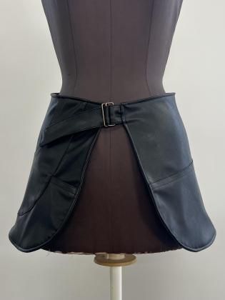 <img class='new_mark_img1' src='https://img.shop-pro.jp/img/new/icons6.gif' style='border:none;display:inline;margin:0px;padding:0px;width:auto;' />ANNIK ˥å 25aw / Cropped apron skirt - BLACK