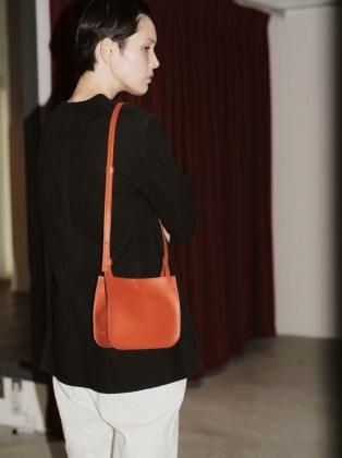 <img class='new_mark_img1' src='https://img.shop-pro.jp/img/new/icons6.gif' style='border:none;display:inline;margin:0px;padding:0px;width:auto;' />MARROW �ޥ��� 26ss / MINI SHOULDER - VERMILION