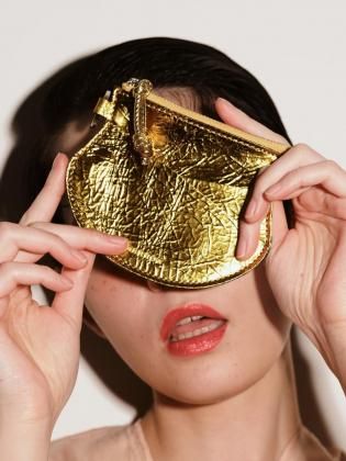 <img class='new_mark_img1' src='https://img.shop-pro.jp/img/new/icons6.gif' style='border:none;display:inline;margin:0px;padding:0px;width:auto;' />MARROW �ޥ��� 26ss / TOKKURI PURSE - YELLOW GOLD