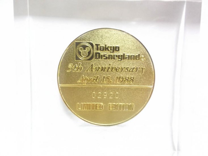 レア物】TDL5周年記念メダルのペーパーウェイト-