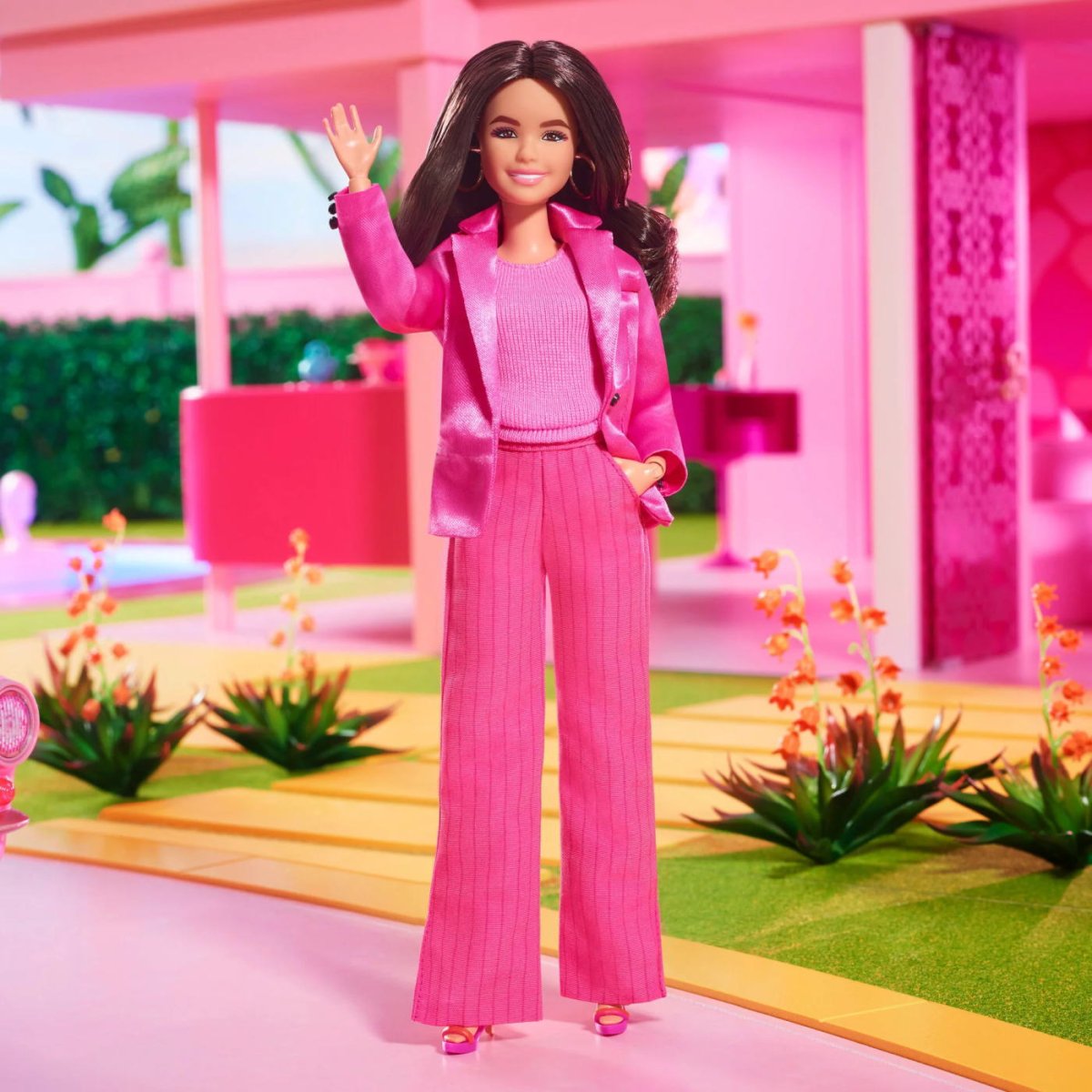 映画「バービー」 グロリア ピンクパワー パンツスーツ ドール Barbie ...