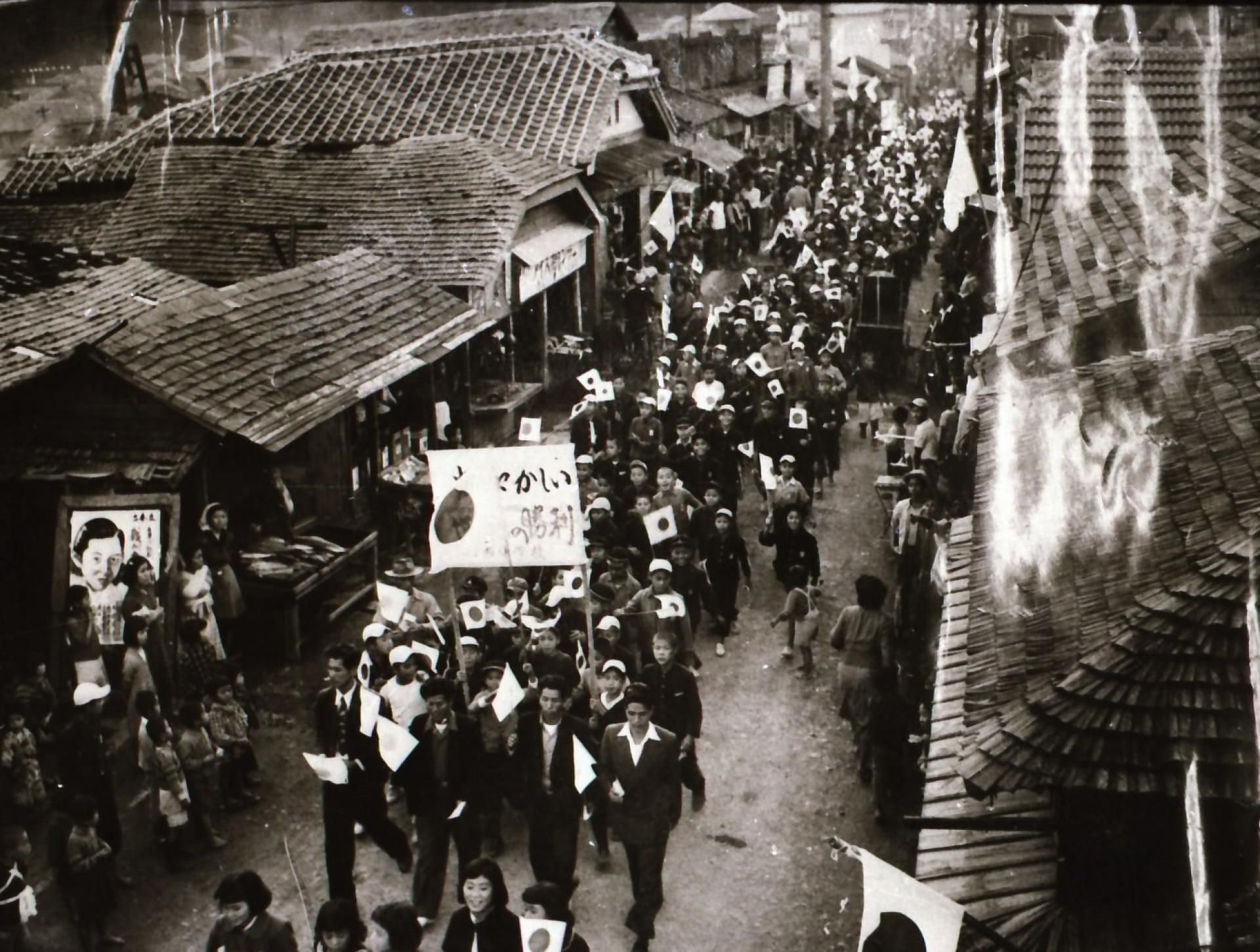 銀貨　奄美群島復帰50周年　アジア冬季競技大会　愛知地球 純銀Ⅰオンス４枚セット 奄美群島復帰50周年 1000円銀貨の買取価格 | 古銭買取専門店アン