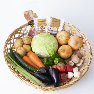 「道の駅サシバの里いちかい」の『おまかせ新鮮野菜と手作りソーセージ&ベーコンのBBQセット』