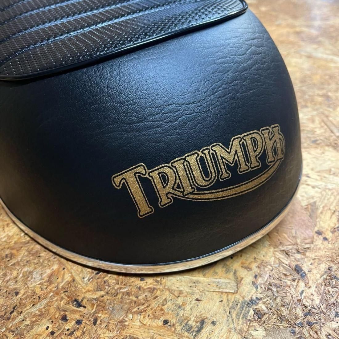 TRIUMPH T120V シート Z1R Low Touring Seat - Diamond Stitch - Black - 2016+