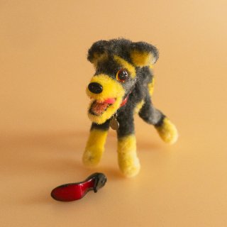 LITTLE WINDOW モール人形　ルブタンを咥えた犬 008