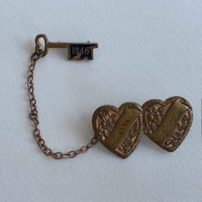 1946 KEY & W-HEARTS Chain PIN230630