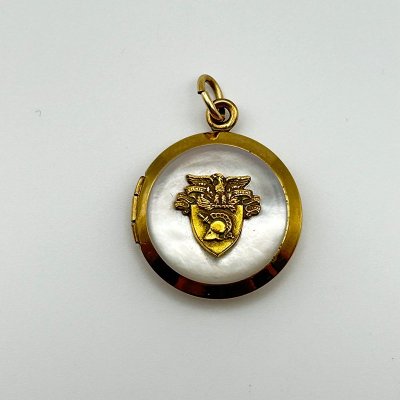 USMA ROUND Mother of Pearl SWEETHEART CHARM/LOCKET/G.F. 240307