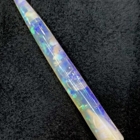 ベレムナイト化石】クリスタルオパール 14.05ct - オパールルース・原石の専門店 | オパールマニア -Opal Mania-