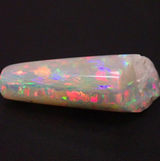 【ベレムナイト化石】ホワイトオパール 5.81ct - オパールルース・原石の専門店 | オパールマニア -Opal Mania-