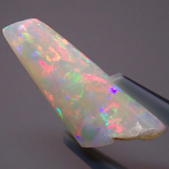 ベレムナイト化石】ホワイトオパール 5.81ct - オパールルース・原石の専門店 | オパールマニア -Opal Mania-