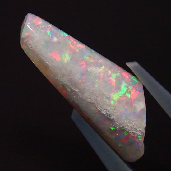 ベレムナイト化石】ホワイトオパール 5.81ct - オパールルース・原石の専門店 | オパールマニア -Opal Mania-