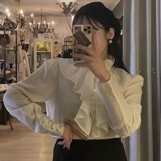 center frill blouse