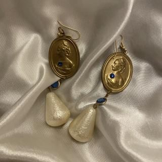 Cameo motif | pierce