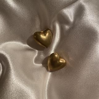 Heart motif gold earring