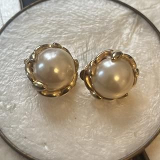 Pearl earring in Paris