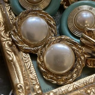 big Pearl earring in Paris