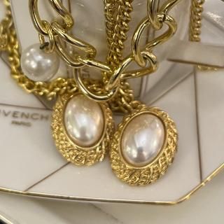oval Pearl earring