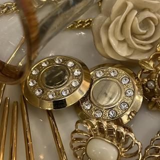 <img class='new_mark_img1' src='https://img.shop-pro.jp/img/new/icons34.gif' style='border:none;display:inline;margin:0px;padding:0px;width:auto;' />gold round stone earring